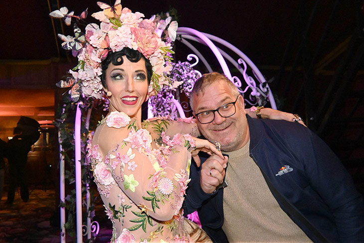 Teatro Premiere am 06.11.2025: Küss die Hand, schöne Frau: Moderator Elton und Amy G. (©Foto: Ingrid Grossmann, grossmann-foto@web.de)